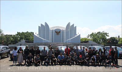 Foto bersama media dan all crew NJS Jawa Barat di Monumen Perjuangan Bandung