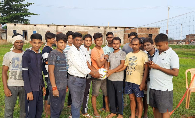 जिला परिषद प्रत्याशी दिनेश कुमार ने लमारी कला गांव में युवाओं को प्रदान किया वॉलीबॉल व नेट- Report- Brajesh Pandey