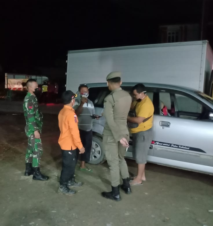 Anggota Kodim Sintang bersama Satgas COVID-19 Kabupaten Sintang Terus Lakukan Penyekatan di Pos Sepulut