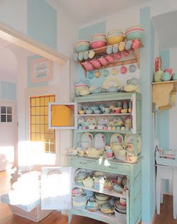 Una cocina con una decoración en tonos pastel