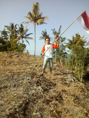 Warga dusun sendi melakukan pemasangan bendera Indonesia