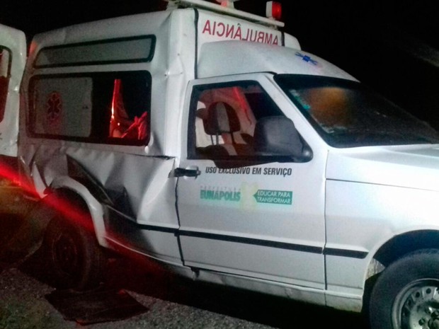 Acidente com ambulância na BR-101 deixa feridos (Foto: Divulgação/PRF)