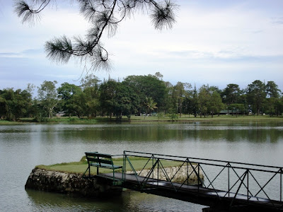 [bench on the lake]