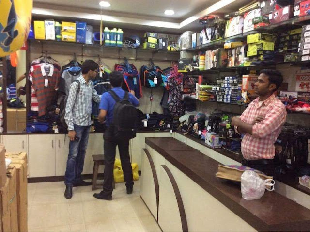 लखनऊ के शोरूम मालिक ने गारमेंट और जूते का सारा सामान ईदी में गरीबों को बांटा