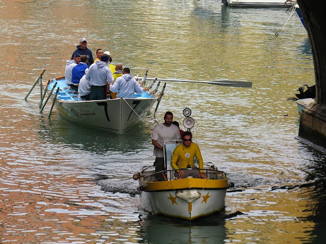 Support boat towing the Ovo Sodo gozzo, Fosso Reale, Livorno