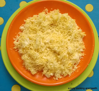 Shredded coconut with turmeric powder