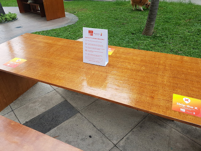 Bonifacio High Street Park Table