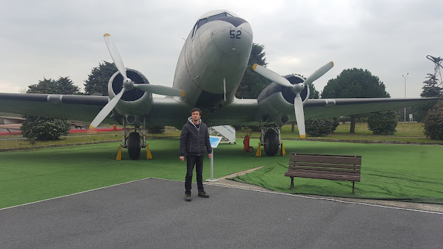 Harun İstenci Douglas DC-3 önünde. İstanbul Havacılık Müzesi. Yeşilköy, İstanbul - Ocak 2018