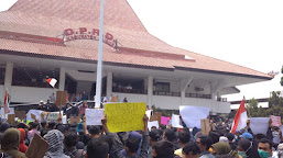 Aliansi Mahasiswa Kudus Lakukan Aksi Unjuk Rasa