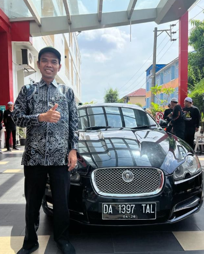 23052023-BANUATODAY.COM - Ustadz Abdul Somad dan mobil Jaguar pemberian pengusaha Kalsel. Dok. pribadi.png