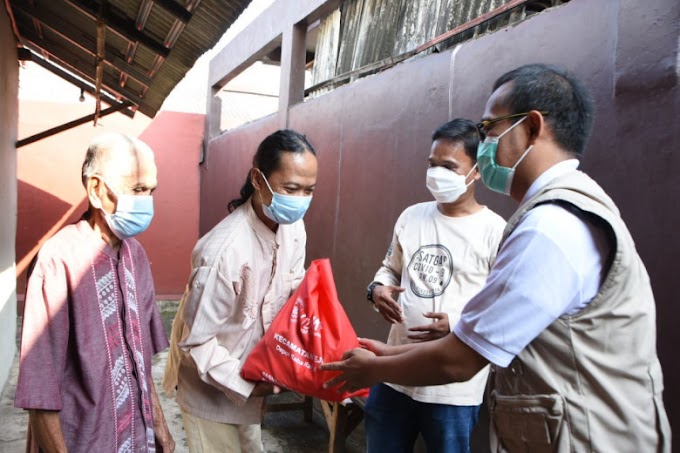 Wakil Walikota Door to Door Bagikan 100 Paket Sembako di Pondok Cina