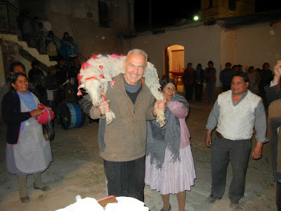 Foto anlässlich des Festes "martirio de Juan Bautista" in Talina zeigt das traditionelle "Riccochico",der Padre muss mit einem Lamm ein paar Runden drehen, diesmal hat's Tierchen mir auf den Pulli gepinkelt