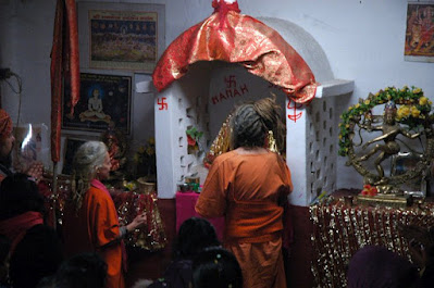 Danza Tempio Shiva e Kali Tempio Kalimandir Di Roma Marialuisa Sales Danza Classica Indiana Bharata Natyam Le foto, scattate tra il 2010 e il 2012, rappresentano un originale documento storico in cui, per la prima volta, l’offerta di danza bharatanatyam ritorna all'interno del più grande tempio hindu nella città di Roma, frequentato regolarmente dalla comunità indiana in occasione delle principali festività religiose. In particolare, testimoniano l'offerta di danza nel giardino del Tempio di Kali in occasione delle festività di Holi, Mahashivaratri e  per la cerimonia di fondazione del nuovo tempio dedicato a Gorak Nath, nel 2011.