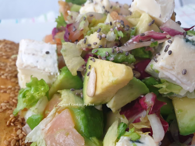 Ensalada de aguacate, salmón y queso