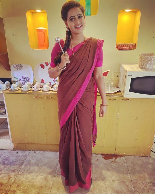 Vijay TV Anchor Jacquline Fernandas Saree Photo