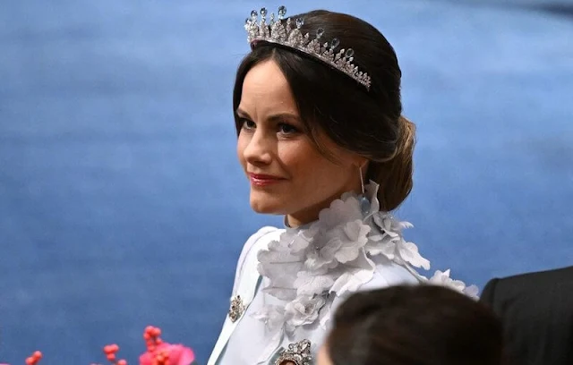 Crown Princess Victoria's gown is created by Camilla Thulin. Princess Sofia is wearing LWL Jewellery earrings