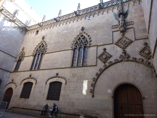 Juste à côté, Carrer de la Ciutat, la merveilleuse façade gothique a été réalisée par Arnau Baguès, sur ordre du Consell des Cents, le conseil municipal de l'époque. Cette façade principale de l'époque est aujourd'hui reléguée sur un côté.
