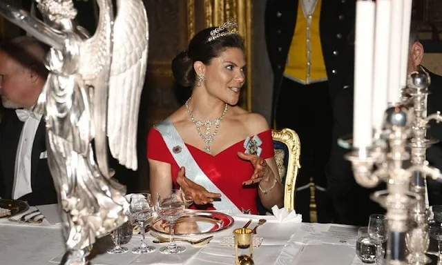 Crown Princess Victoria, Prince Daniel, Prince Carl Philip, Princess Sofia and Princess Christina. Diamond tiara. Blue, red and green dress