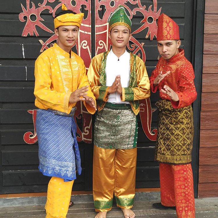 3 Baju  Adat  Kalimantan  Barat  dan Penjelasannya TradisiKita