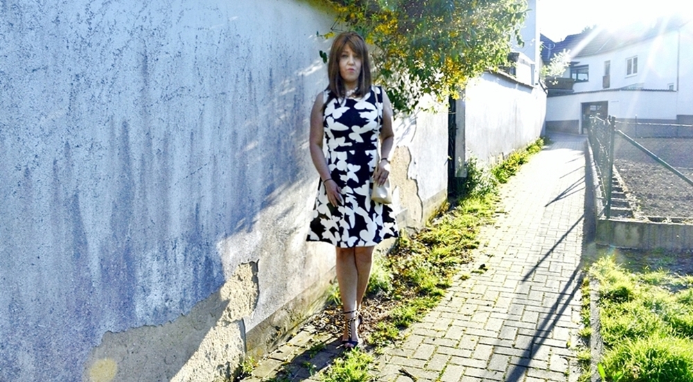 Outfit Scuba-Kleid mit Schmetterlingen und High Heel Sandalen Fashion Blogger Annie K. Annies Beauty House