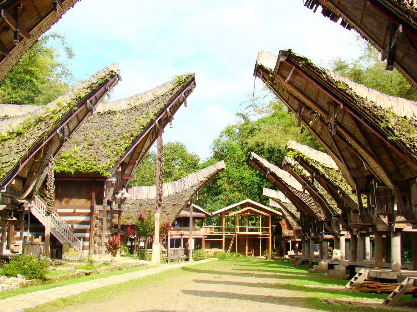 Rumah Tradisional dalam Arsitektur Kuno  Austronesia 