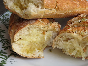 Pan con queso, aceite de oliva y orégano – Bread with cheese, olive oil and oregan