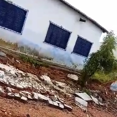 Parte do muro de escola em Aurora desaba após chuva