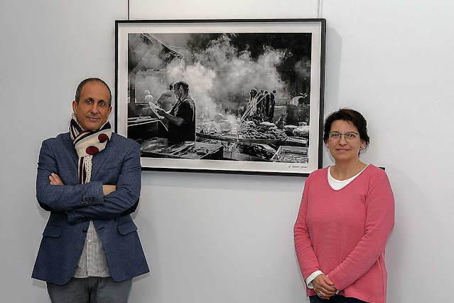 Técnico del Excmo. Ayuntamiento y Creatiz José Antonio Fontal Álvarez con la obra en permanencia en el consistorio de Manises HUMAREDA