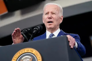 Presiden Biden mengumumkan $800 juta untuk bantuan Ukraina, termasuk Artileri, Helikopter