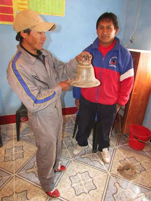 Für die Kapelle von Bonete haben wir dieses Glöckchen von der Grundschule erworben. Es ist aus Bronze gegossen und scheint’s recht alt.