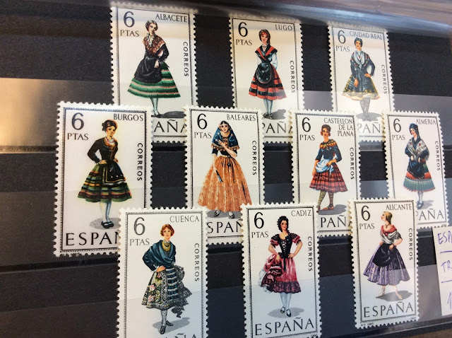高層アパートから スペイン各地の民族衣装の切手