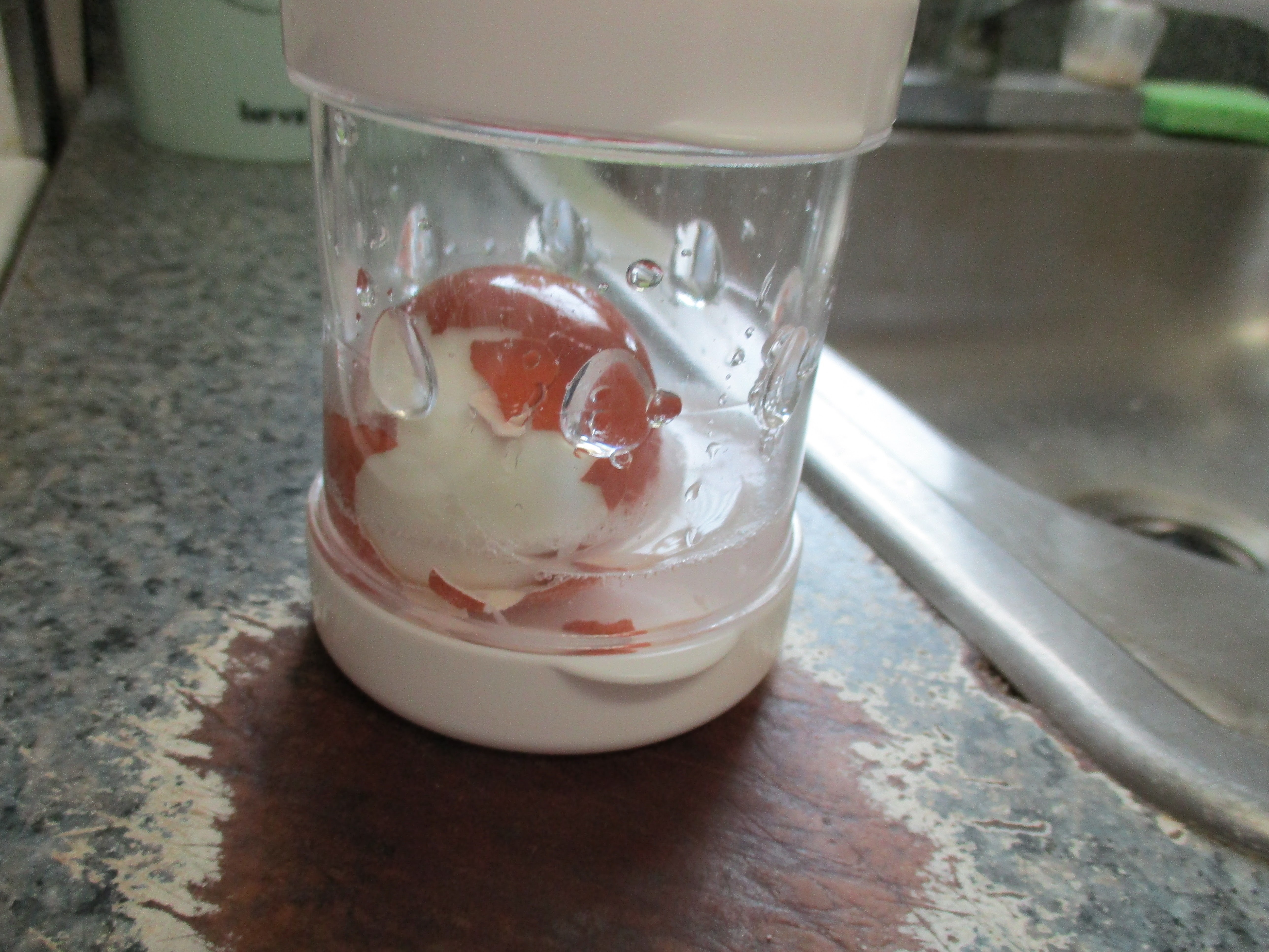 The Negg Boiled Egg Peeler - Fuchsia