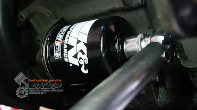 以指定扭力值鎖緊機油濾芯