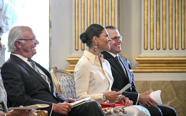 Crown Princess Victoria wore a Sicily pattern skirt in white by Maxjenny. Shourouk Blondie antique plated earrings