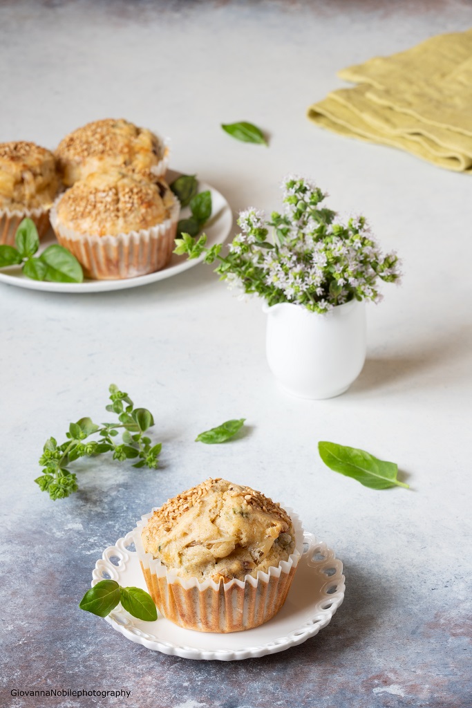 Muffin con Emmental, pomodori secchi e olive nere