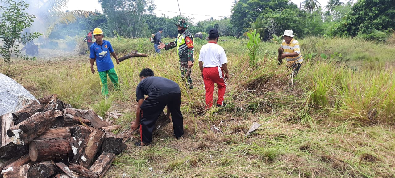 Dalam Rangka TMMD Ke 110, Babinsa Se Kecamatan Bunguran Selatan Melaksanakan Goro  di Objek Wisata Geopark Batu Kasah