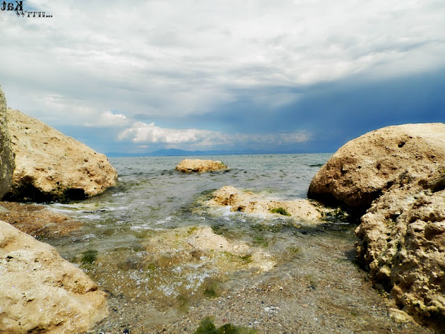 Ανάμεσα στα βράχια σκάει το κύμα