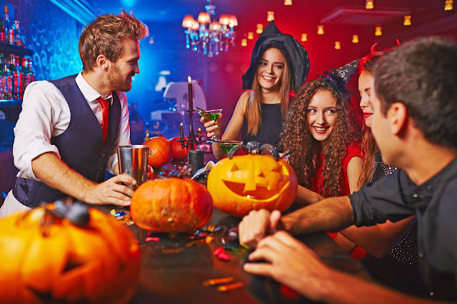 Junge Leute feiern ein Halloween Party