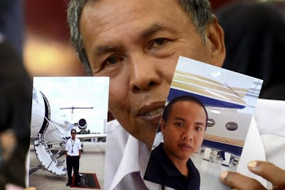 Selamat Omar, 60, menunjukkan gambar anaknya Mohd Khairul Amri Selamat, 29, salah seorang penumpang pesawat MH370 yang hilang sejak 8 Mac lalu.