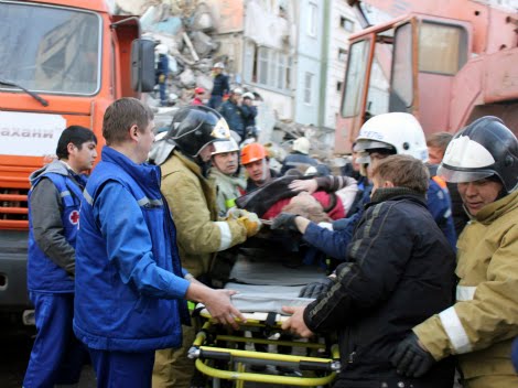 Hay 14 desaparecidos tras desplome de edificio en Rusia