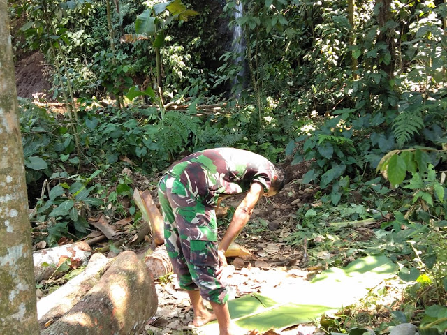   Prajurit TNI Hanya Beralaskan Daun Pisang Tetap Laksanakan Shalat