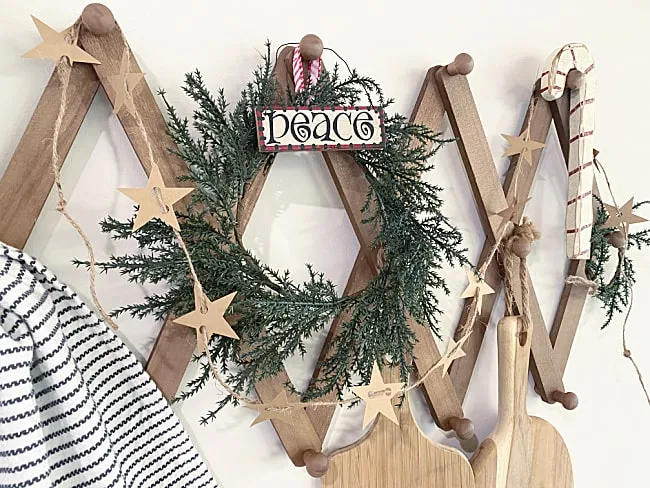 star garland on kitchen rack with wreath