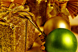 Golden Gift Package Christmas Decoration Wallpaper