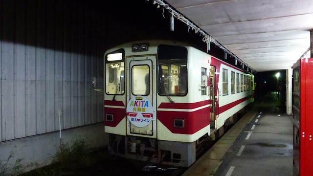 Akita Nairiku Jukan rail car at Takanosu station