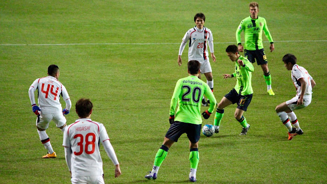 Jeonbuk Hyundai's Lee Jae-sung taking control of the midfield against FC Tokyo in the Asian Champions League. Photo by Howard Cheng