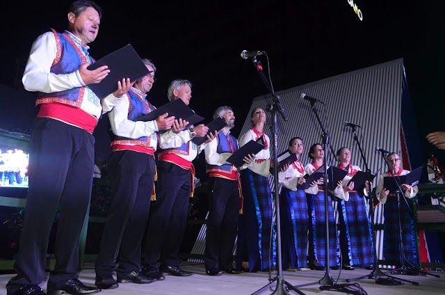 Coral Folclórico Ucraniano Vesná de Roncador participa do Natal de Luzes da Coamo em Campo Mourão 