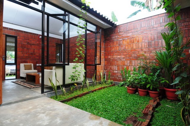 Desain Halaman Belakang Rumah Dengan Rumput dan Bunga Indah Mewah