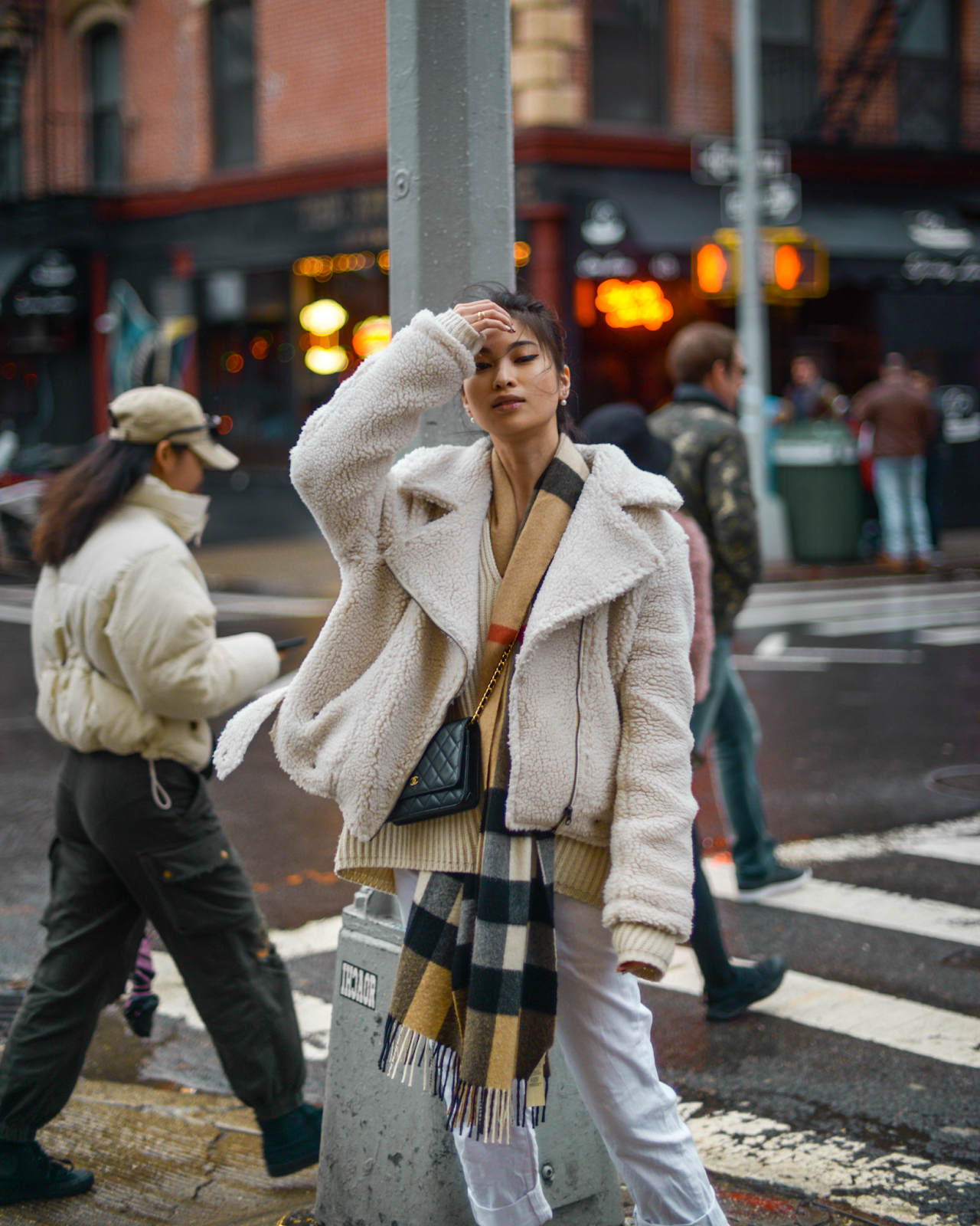 Rainy outfit, winter white outfits, monochromatic looks for winter, shearing jacket and burbery scarf, New York personal style blogger, New York City lifestyle - Press to Resume / 012019 - FOREVERVANNY.com