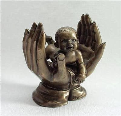  Baby in twee handen bronskleurig