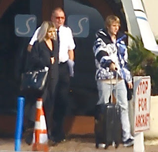 Justin Bieber and Selena Gomez spotted jetting out of town together in a private jet (photos)